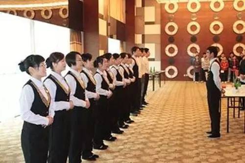 餐饮服务礼仪培训大全 打造专业服务团队的核心指南